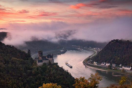 St. Goarshausen, Loreley, Rheinland-Pfalz, Deutschland, Sonnenaufgang ueber der Loreley im Morgennebel, im Vordergrund Burg Katz 
