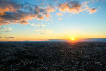 神奈川県横浜市 横浜ランドマークタワー展望台からの夕暮れの街並みと富士山