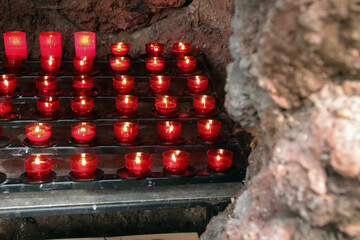 opferkerzen brennen in einer grotte