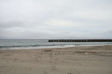 初夏の函館、湯川のまだ肌寒い海岸。