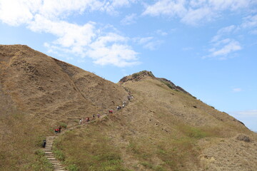 インドネシア、パダール島のトレッキングコースに続く人々の列。