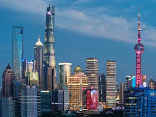 Fototapete Shanghai Moderne Wolkenkratzer, Shanghai Tower, Jin Mao Tower, Oriental Pearl TV Tower und Shanghai World Financial Center, Wahrzeichen in Lujiazui mit blauem Himmelshintergrund in der Abenddämmerung