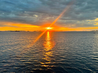 インドネシア、フローレス島の船上から見た夕日。