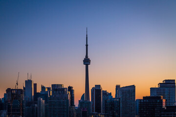 Fototapeta na wymiar Silhouette of Toronto skyscraper with beautiful sunset colors as background 