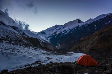 Crédence de cuisine en verre imprimé Dhaulagiri Orange tent in Dhaulagiri base camp in Himalaya mountains, Nepal
