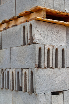 Uma pilha de calhas de concreto que est&atilde;o em exposi&ccedil;&atilde;o para venda.