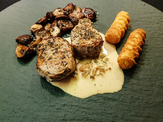 Schweinefilet Steaks mit Gewürzen und Waldpilzen