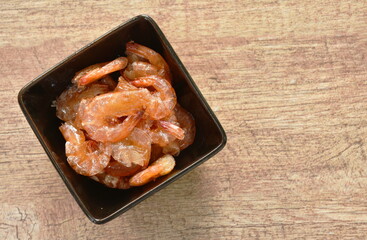 crispy fried sweet shrimp arranging on bowl