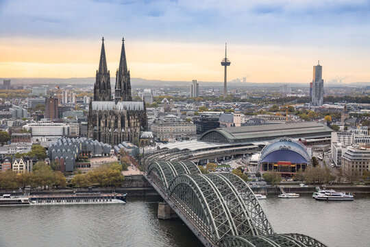 Köln Panorama von der Stadt mit Innenstadt, Kölner Dom, Hauptbahnhof, Hohenzollernbrücke, Groß St. Martin, Fernsehturm, Rheinufer und Rhein in der untergehenden Sonne im Oktober 2022