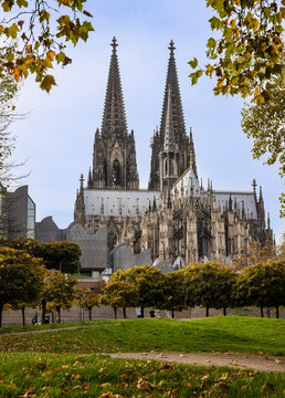 Köln Blick vom Rheinufer auf den Kölner Dom