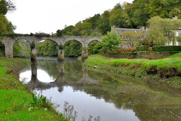 Fototapeta na wymiar L'aqueduc du Guindy dans le Trégor en Bretagne - France