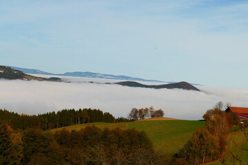 Bergbauernhof, Nebel im Tal