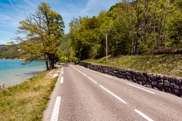Obraz premium Scenic Lakeside road with mountain background