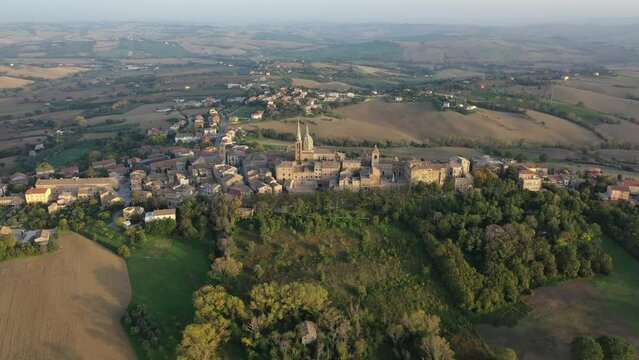 Atemberaubende Luftaufnahmen vom italienischen Dorf Ostra Vetere