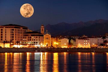 La pleine lune géante au dessus de la cathédrale d'Ajaccio