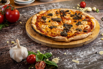 Pizza Gamberetti
with shrimp, garlic, olive oil, oregano, tartufata, basil