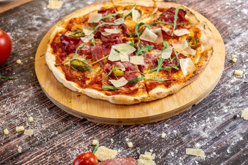 Pizza Spezial mit Schinken, Peperoni,Rucola, Parmesam und Tomatensoße