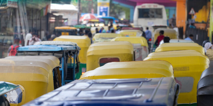 Tráfico caótico en la ciudad de Nueva Delhi (India).