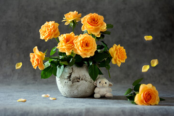 Bouquet of cream roses in a flowerpot, floating petals and toy sheep on grey background - 542755105