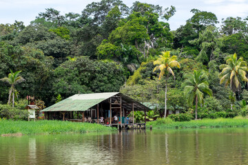 Fototapeta na wymiar Casa embarcadero y entorno de selva en el canal de Tortuguero, Costa Rica