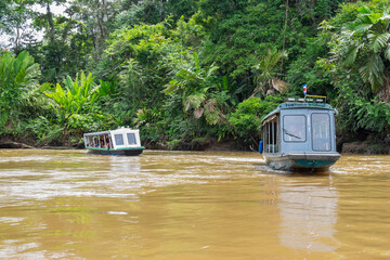 Barcos de transporte de pasajeros, navegando en el canal de Tortuguero, Costa Rica