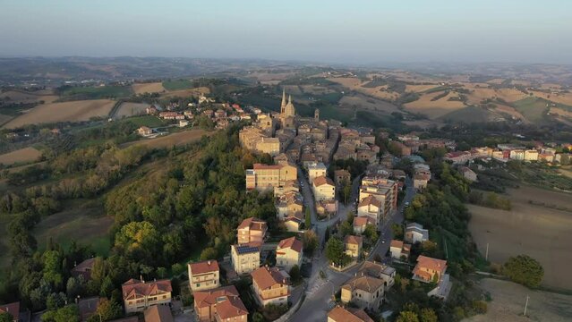Atemberaubende Luftaufnahmen vom italienischen Dorf Ostra Vetere
