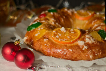 Close-up of a roscón reyes with candied fruit and pearl sugar