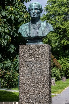 Vertical shot of the statue of Fernanda Nissen in Torshov park