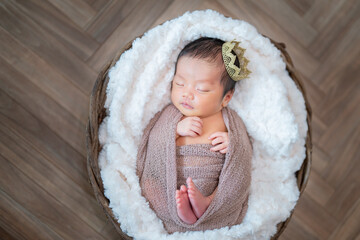 かごの中ですやすや眠る生まれたての赤ちゃん（ニューボーンフォト）