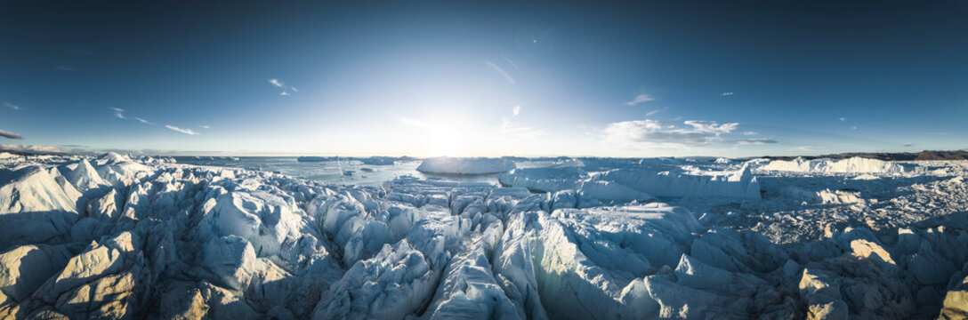 icebergs gigantes desde punto de vista panor&aacute;mico