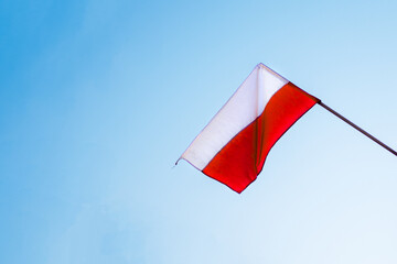 Polska flaga na maszcie, biało-czerwona flaga, Polska, 11 listopada, 3 maja, święto narodowe	