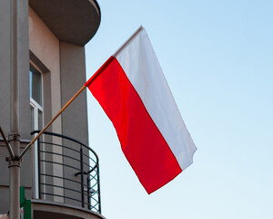 Polska flaga na maszcie, biało-czerwona flaga, Polska, 11 listopada, 3 maja, święto narodowe	 - obrazy, fototapety, plakaty