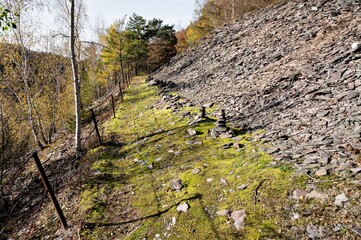 Relikte des Abbaus von Schiefer im Schwarzatal im Thüringer Schiefergebirge  - Wanderweg unterhalb...