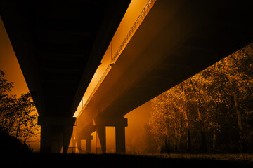 Most w Płocku nocą we mgle