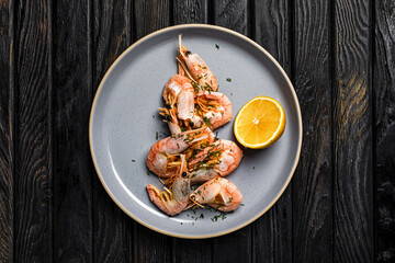 Shrimp with lemon served on a blue plate