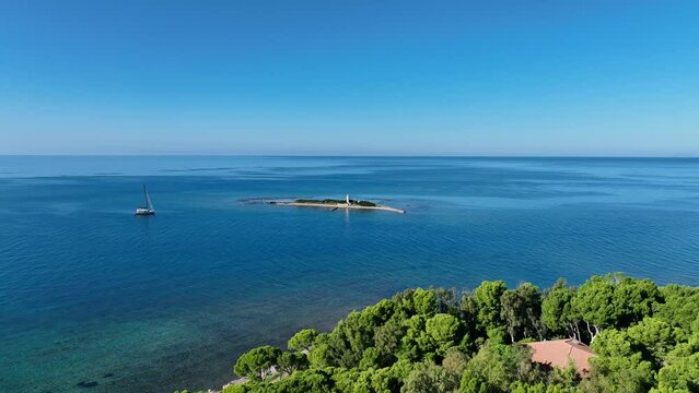 Isola con faro nel mare calmo e trasparente.
Il faro di Punta Licosa nel golfo di Salerno, Italia.