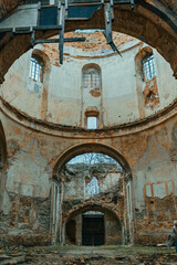 Ruiny starej cerkwi od środka