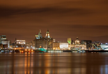 Fototapeta na wymiar night view of the city of Liverpool waterfront