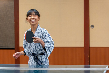 温泉旅行で卓球をするアジア人の女の子