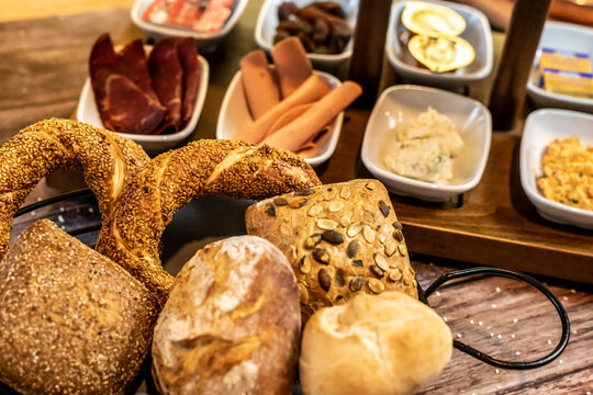 Br&ouml;tchen Auswahl mit t&uuml;rkischen Simit Sesamring und verschiedenen Wurst Sorten als Fr&uuml;hst&uuml;cksmen&uuml;
