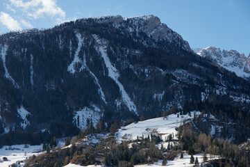 Skaliste szczyty, ośnieżone stoki, biała i mroźna zima. Panorama gór. Raj dla narciarzy.