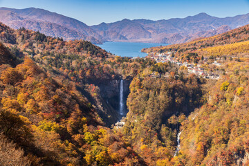 明智平展望台から紅葉の奥日光中禅寺湖と華厳の滝と白雲滝