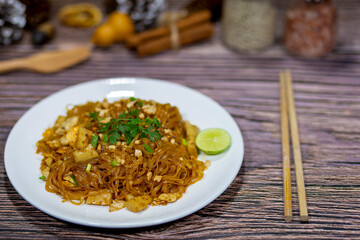 This dish is Pad Thai, fried tofu, thai food that everyone says is very awesome.