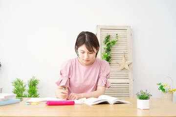 自宅で勉強する女性