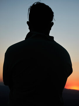 silueta de un hombre viendo al frente un lindo atardecer
