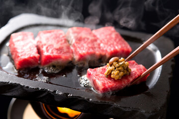 和食・豪華な和牛の陶板焼き
