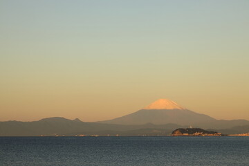 早朝の逗子海岸から見る富士山と江の島の景色