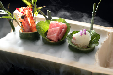 和食・綺麗な刺身の盛り合わせ・ドライアイスの演出