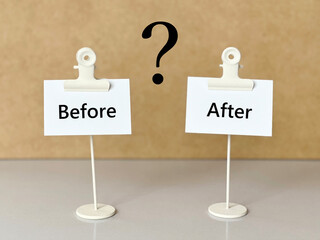 2つのクリップスタンドとBeforeとAfterの文字入り白い紙