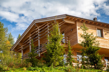 Holzhaus im alpinen Stil in den Bergen
